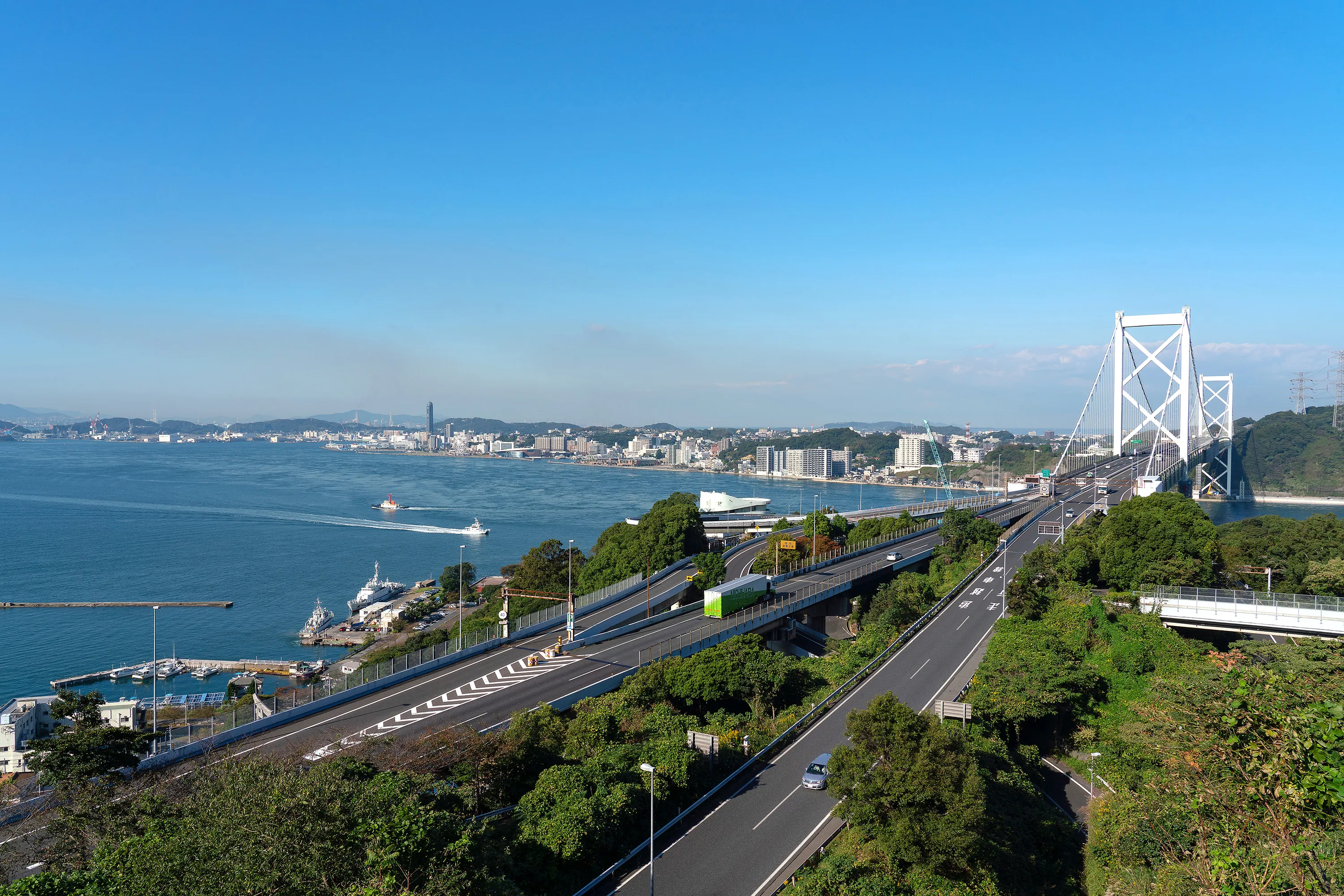 関門橋と関門海峡